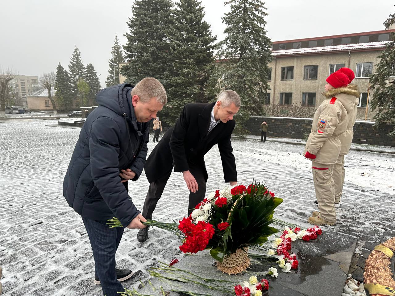 Андрей Рубанцов: Слава Героям Отечества! Ровеньки «склоняют головы» в их честь… Андрей Рубанцов: Слава Героям Отечества! Ровеньки «склоняют головы» в их честь…