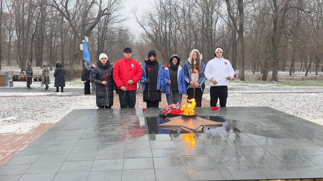 Вечная память павшим и низкий поклон живым! Героизм — это не только подвиг на поле боя, но и ежедневная верность долгу, профессионализм, стойкость и любовь к своему народу Вечная память павшим и низкий поклон живым! Героизм — это не только подвиг на поле боя, но и ежедневная верность долгу, профессионализм, стойкость и любовь к своему народу