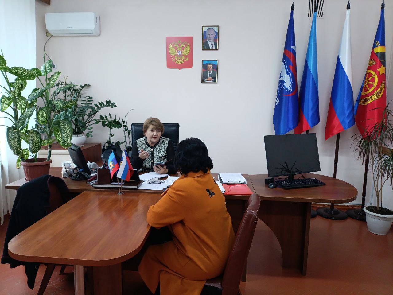 Елена Рахмукова: Провела приём граждан.. Директор Антрацитовского медицинского колледжа обратилась с просьбой о подвозе воды для нужд учреждения на фоне сложной ситуации с водоснабжением в городе