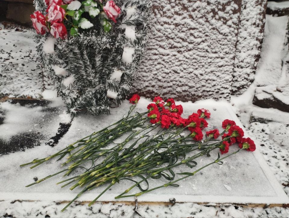 В День Героев Отечества на подведомственных Администрации Краснолучского городского округа территориях состоялись мероприятия, посвящённые памяти героев В День Героев Отечества на подведомственных Администрации Краснолучского городского округа территориях состоялись мероприятия, посвящённые памяти героев