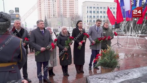 В День Героя Отечества в столице ЛНР возложили цветы к памятнику «Они отстояли Родину»