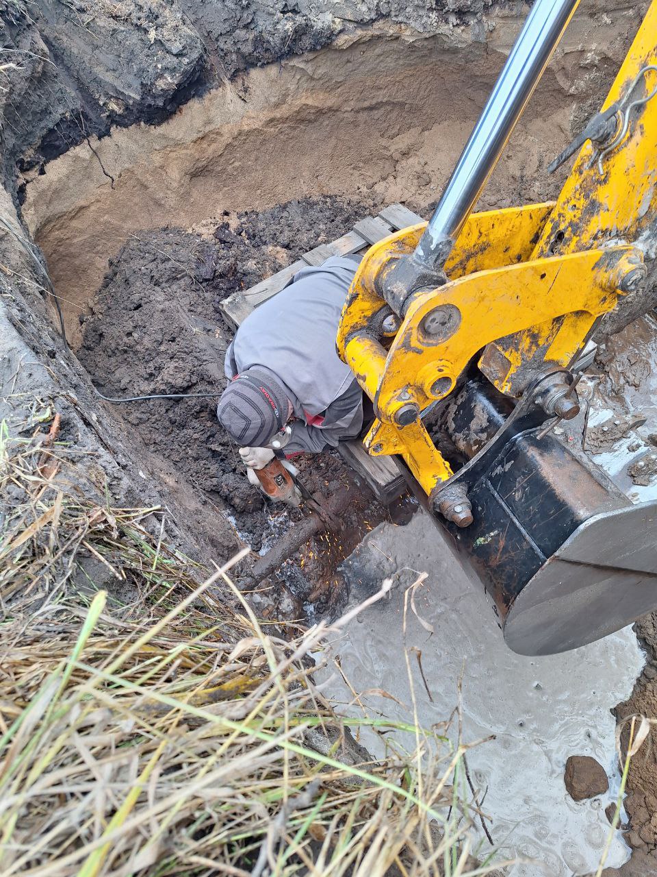 Сотрудники МУП «ПУ ВКХ города Рубежное» ликвидировали аварию Сотрудники МУП «ПУ ВКХ города Рубежное» ликвидировали аварию