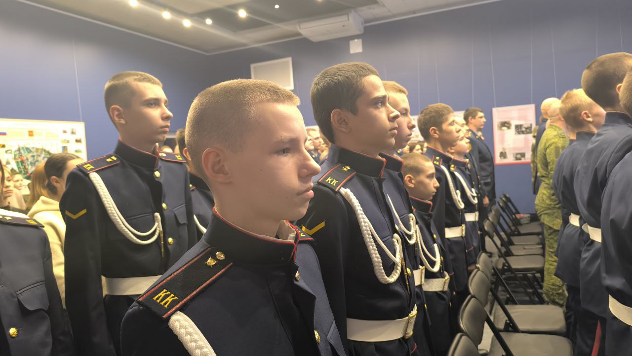 В Луганске почтили День Героев Отечества встречей поколений В Луганске почтили День Героев Отечества встречей поколений