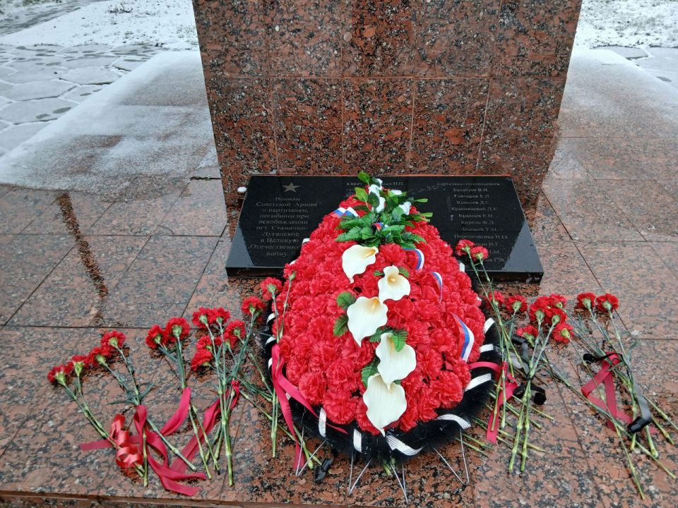 Сегодня Глава Станично-Луганского МО Альберт Зинченко принял участие в торжественном митинге, посвященном Дню Героев Отечества Сегодня Глава Станично-Луганского МО Альберт Зинченко принял участие в торжественном митинге, посвященном Дню Героев Отечества