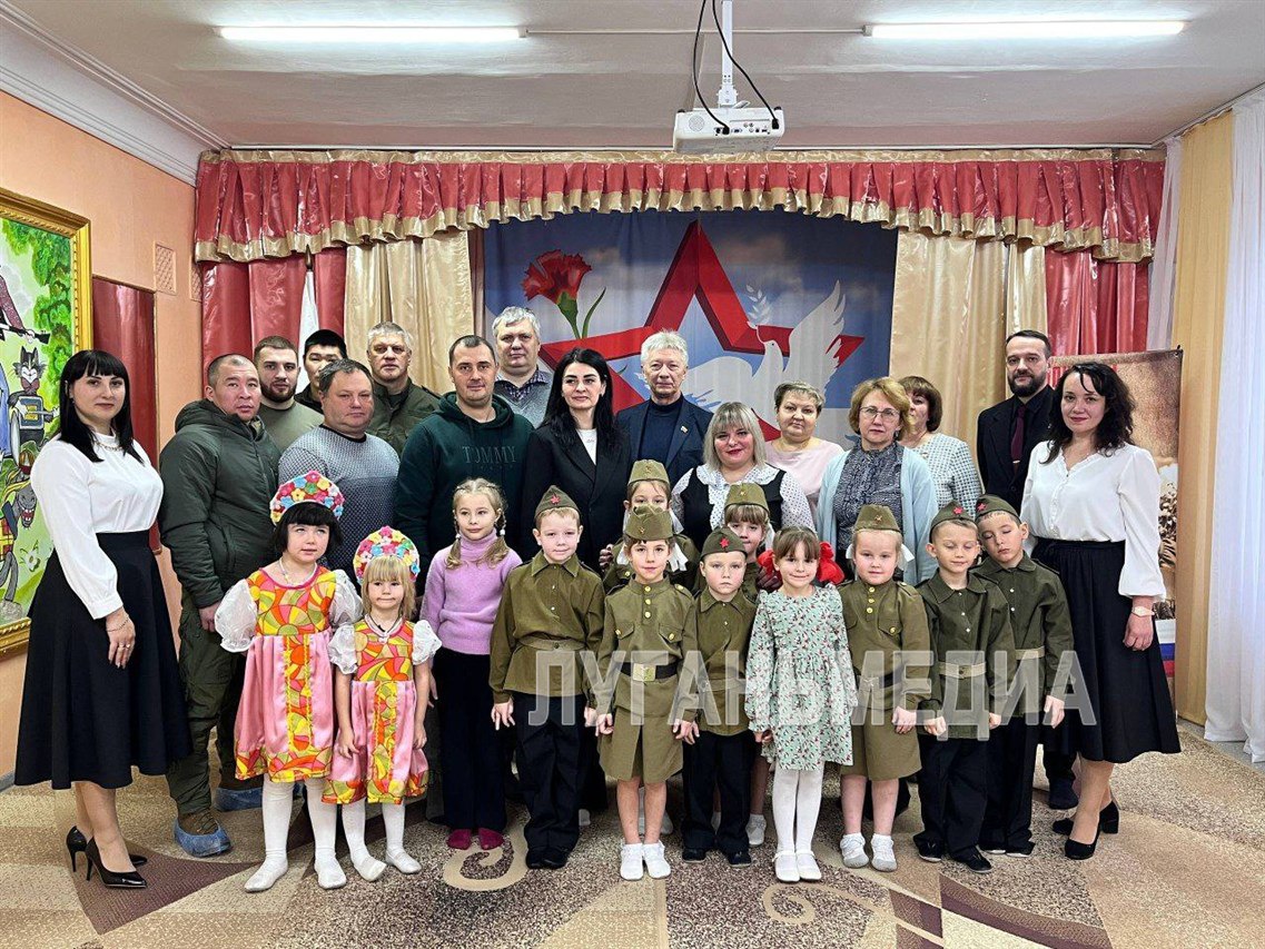 Краснолучские дошкольники поздравили Героев Отечества Краснолучские дошкольники поздравили Героев Отечества