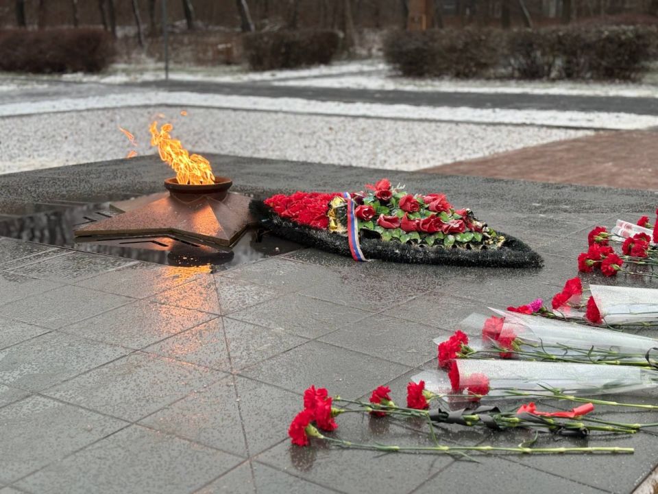 В Красном Луче почтили память Героев Отечества В Красном Луче почтили память Героев Отечества