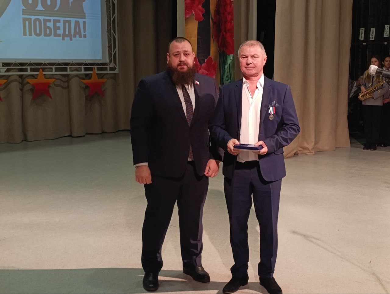 Иван Санаев: Сегодня в торжественный День Героев Отечества, на героической Краснодонской земле выполнил почётную миссию - вручил медаль общественного признания "Отец солдата" Сергею Галушкину Иван Санаев: Сегодня в торжественный День Героев Отечества, на героической Краснодонской земле выполнил почётную миссию - вручил медаль общественного признания "Отец солдата" Сергею Галушкину