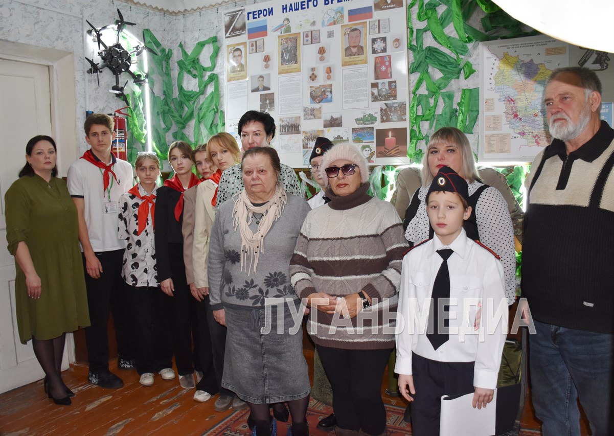 В Краснолучской школе № 9 открыли музейную экспозицию, посвященную участникам СВО В Краснолучской школе № 9 открыли музейную экспозицию, посвященную участникам СВО