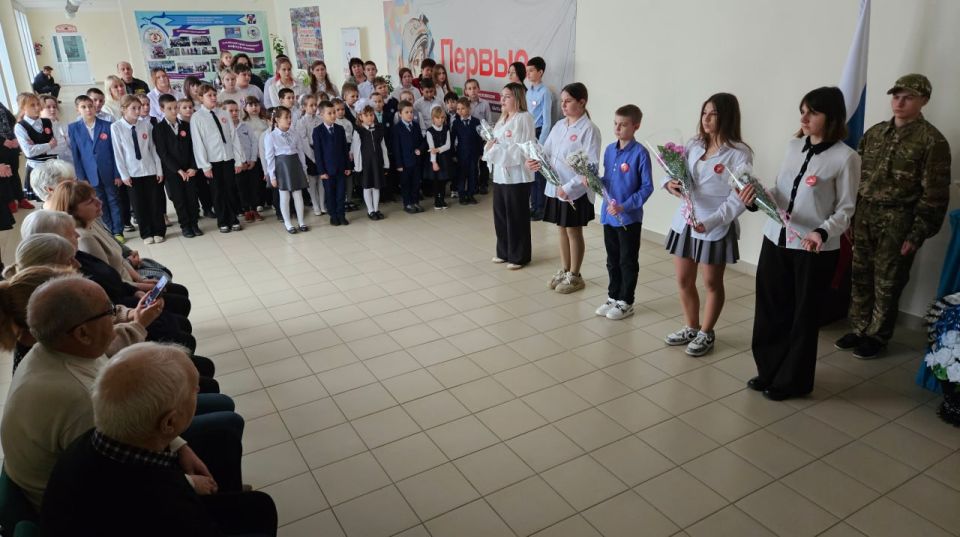 В День Героев Отечества в Трехизбенской школе открыли стенд в честь участников СВО В День Героев Отечества в Трехизбенской школе открыли стенд в честь участников СВО