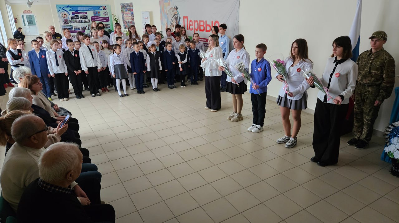 В День Героев Отечества в Трехизбенской школе открыли стенд в честь участников СВО В День Героев Отечества в Трехизбенской школе открыли стенд в честь участников СВО