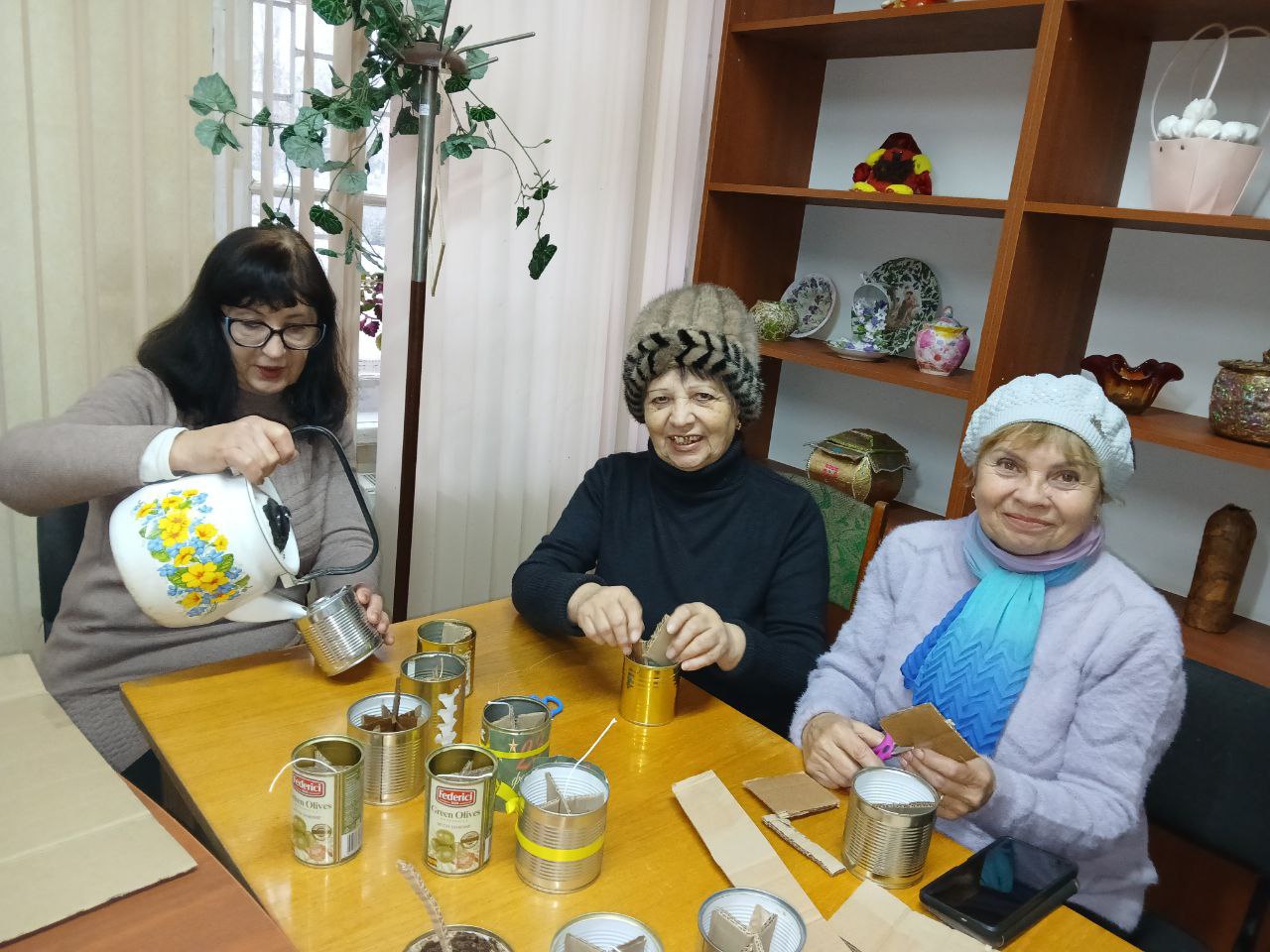 Лутугинское местное отделение партии «Единая Россия» совместно с представителями клуба «Ветеран» организовали мастер-класс по изготовлению окопных свечей для поддержки участников специальной военной операции Лутугинское местное отделение партии «Единая Россия» совместно с представителями клуба «Ветеран» организовали мастер-класс по изготовлению окопных свечей для поддержки участников специальной военной операции