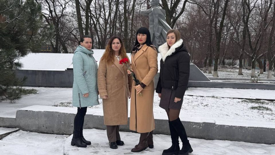 Сегодня, в День Героя Отечества, в городском округе город Ровеньки прошли тематические мероприятия, посвященные памяти героев Сегодня, в День Героя Отечества, в городском округе город Ровеньки прошли тематические мероприятия, посвященные памяти героев