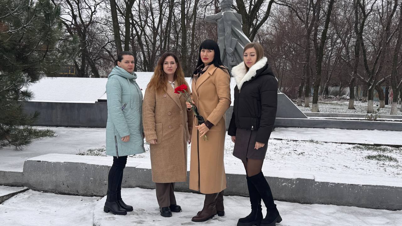 Сегодня, в День Героя Отечества, в городском округе город Ровеньки прошли тематические мероприятия, посвященные памяти героев Сегодня, в День Героя Отечества, в городском округе город Ровеньки прошли тематические мероприятия, посвященные памяти героев