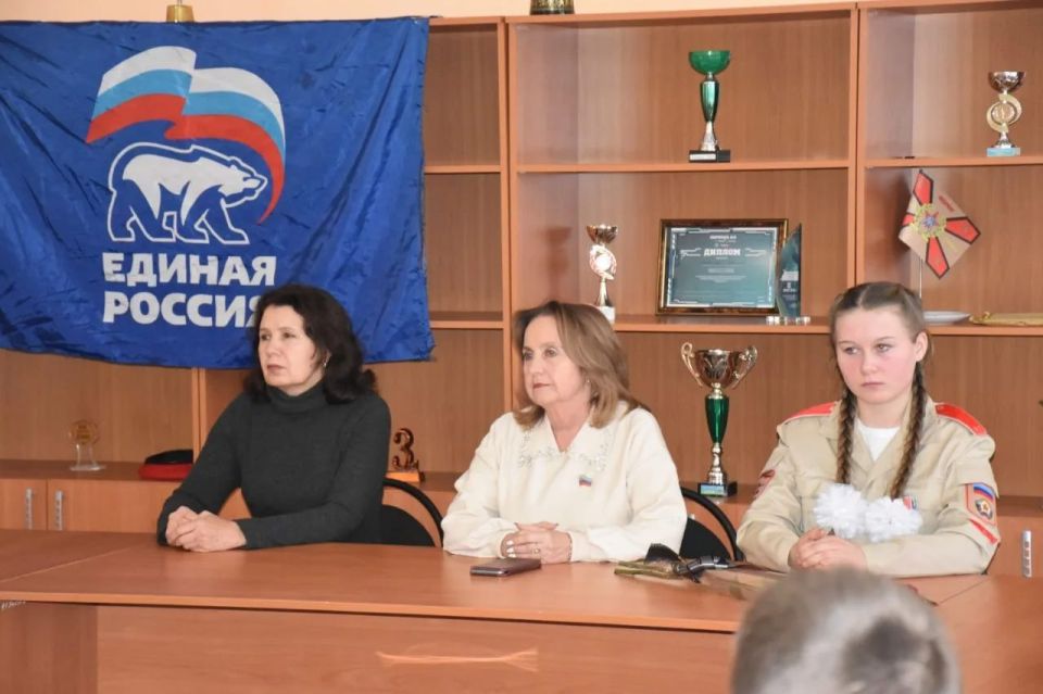 Сегодня, 9 декабря, в "День Героев Отечества" в Брянковском учебно-воспитательном комплексе №5 состоялось открытие уже третьей "Парты Героя" Сегодня, 9 декабря, в "День Героев Отечества" в Брянковском учебно-воспитательном комплексе №5 состоялось открытие уже третьей "Парты Героя"