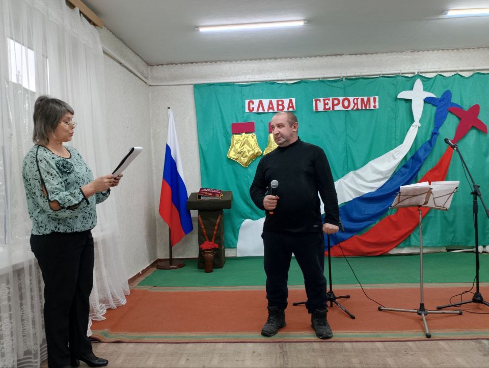В День Героев Отечества активисты партии «Единая Россия» провели урок мужества «Учись у Героев Отчизну любить!» для учащихся Есауловской основной школы В День Героев Отечества активисты партии «Единая Россия» провели урок мужества «Учись у Героев Отчизну любить!» для учащихся Есауловской основной школы
