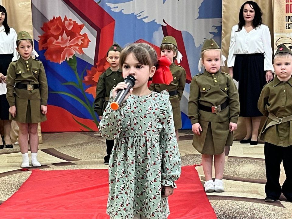 Краснолучские дошкольники поздравили Героев Отечества Краснолучские дошкольники поздравили Героев Отечества