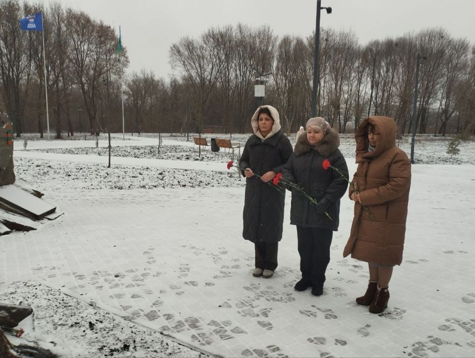 В Красном Луче почтили память Героев Отечества В Красном Луче почтили память Героев Отечества