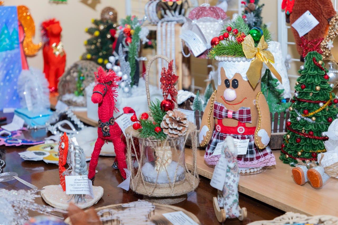 Дети со всей ЛНР представили около тысячи творческих работ на выставке-конкурсе «Зима — пора чудес» в Луганске, которые будут переданыучастникам Дети со всей ЛНР представили около тысячи творческих работ на выставке-конкурсе «Зима — пора чудес» в Луганске, которые будут переданыучастникам