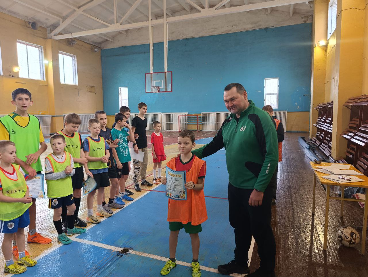 По инициативе первичного отделения № 34 г.Петровское партии Единая России, сотрудников отдела жизнеобеспечения г. Петровское Администрации городского округа, в преддверии Дня Героев Отечества в России в спортзале «Кристалл»... По инициативе первичного отделения № 34 г.Петровское партии Единая России, сотрудников отдела жизнеобеспечения г. Петровское Администрации городского округа, в преддверии Дня Героев Отечества в России в спортзале «Кристалл»...