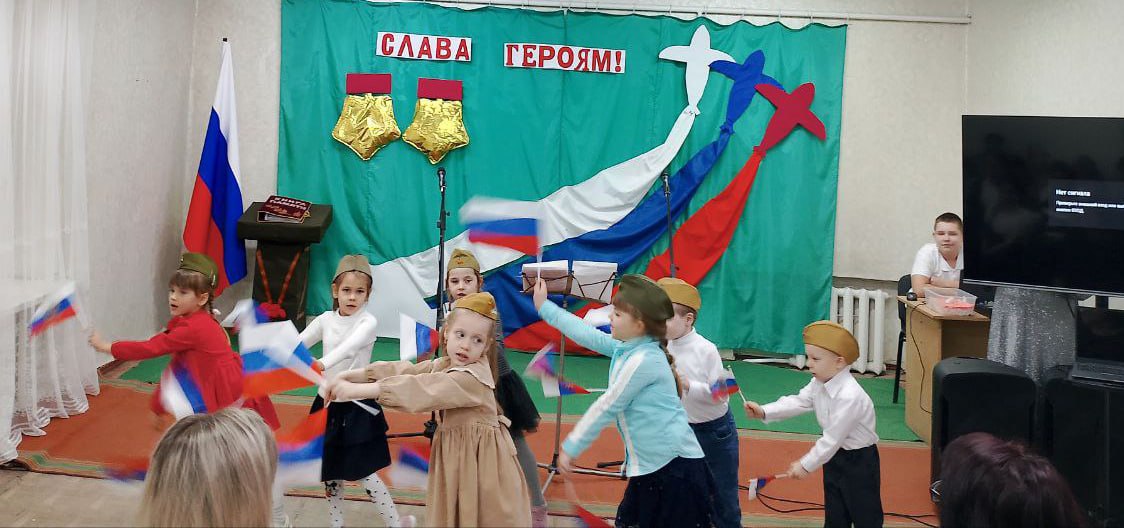 В День Героев Отечества активисты партии «Единая Россия» провели урок мужества «Учись у Героев Отчизну любить!» для учащихся Есауловской основной школы В День Героев Отечества активисты партии «Единая Россия» провели урок мужества «Учись у Героев Отчизну любить!» для учащихся Есауловской основной школы