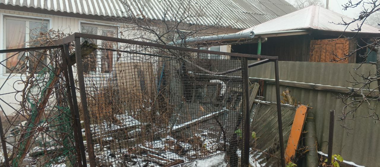 Сегодня специалистами Администрации городского округа город Ровеньки выходом на место рассмотрено обращение гр. Васильевой по вопросу смежного землепользования с соседями Сегодня специалистами Администрации городского округа город Ровеньки выходом на место рассмотрено обращение гр. Васильевой по вопросу смежного землепользования с соседями