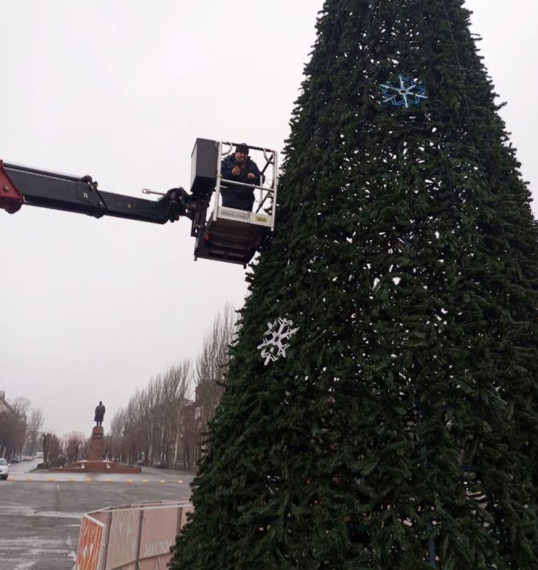 Коммунальные службы проводят работы на территории города Коммунальные службы проводят работы на территории города