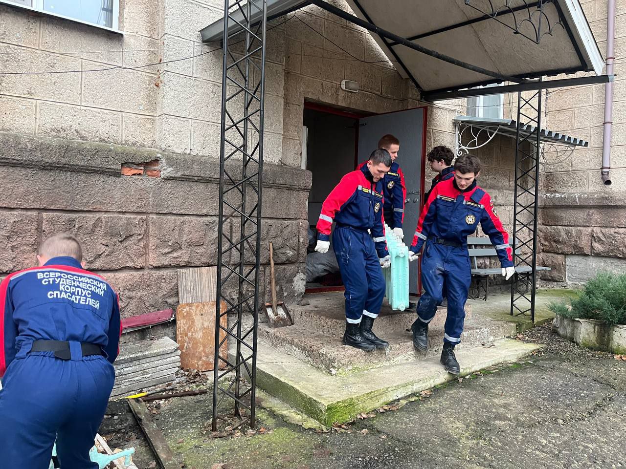 Силами добровольцев ССО «Молодогвардеец» ЛугРО ВСКС, студентов Краснодонского факультета инженерии и менеджмента (фтлиал) ЛГУ им. В. Даля, была оказана помощь сотрудникам Дворца культуры имени «Молодой гвардии» Силами добровольцев ССО «Молодогвардеец» ЛугРО ВСКС, студентов Краснодонского факультета инженерии и менеджмента (фтлиал) ЛГУ им. В. Даля, была оказана помощь сотрудникам Дворца культуры имени «Молодой гвардии»