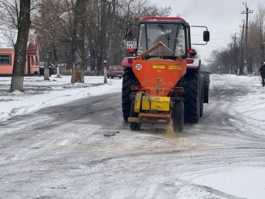 В пгт Кленовый и пгт Новодарьевка выполнены работы по подсыпке дорог и пешеходных дорожек
