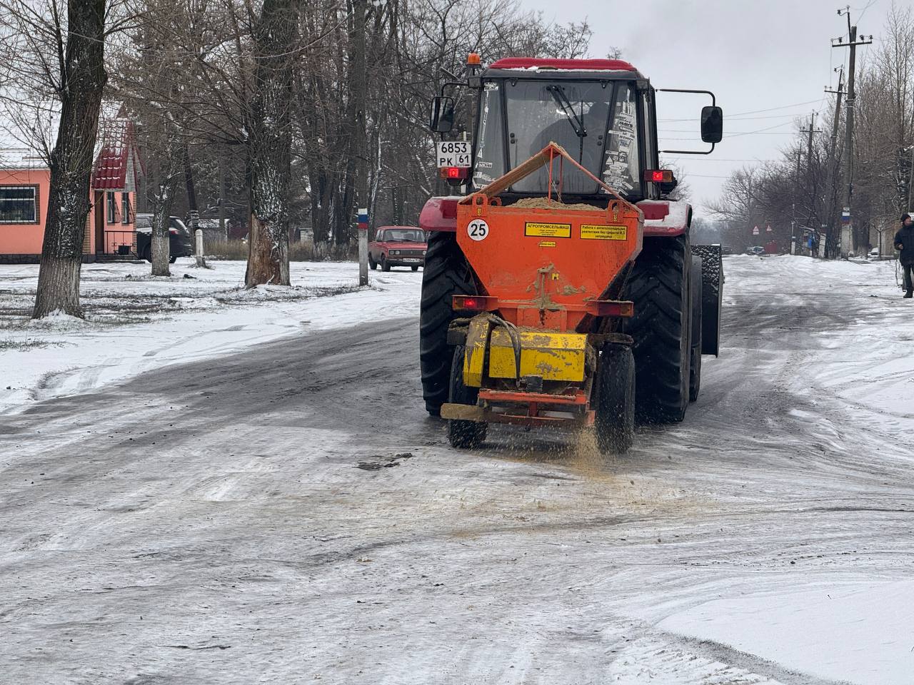 В пгт Кленовый и пгт Новодарьевка выполнены работы по подсыпке дорог и пешеходных дорожек