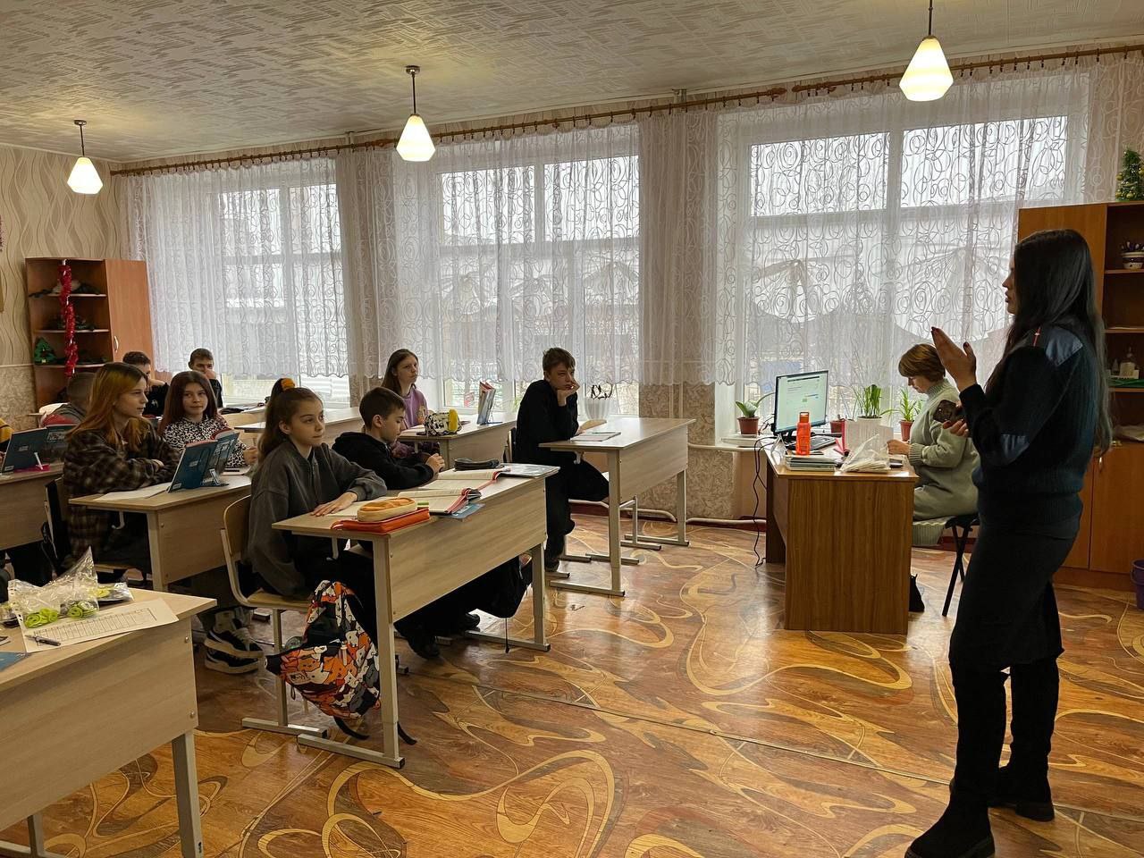 Сотрудники ГИБДД Краснодона организовали серию профилактических лекций в образовательных организациях города Сотрудники ГИБДД Краснодона организовали серию профилактических лекций в образовательных организациях города