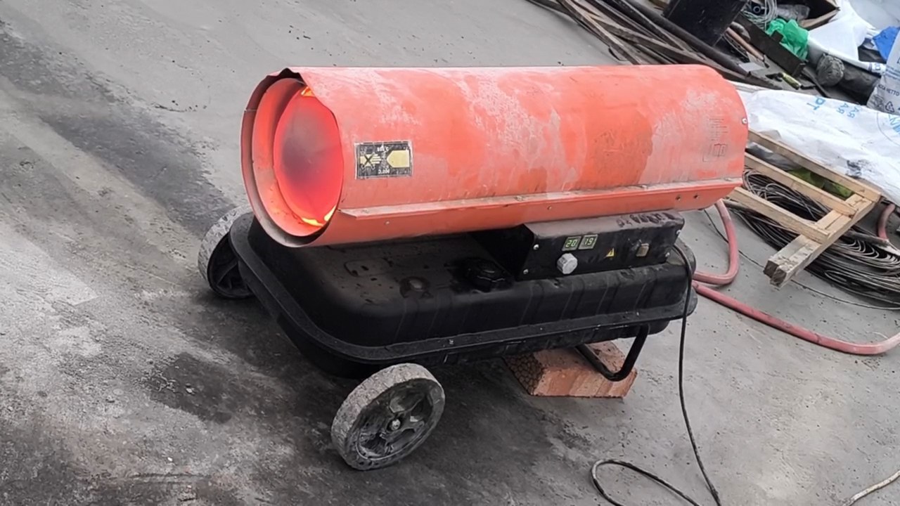 Сырая декабрьская погода вносит коррективы в ход работ по капитальному ремонту кровли по адресу: г. Краснодон, кв. Советский, д. № 1. Залитая на первой секции дома стяжка сохнет дольше, чем в сухую погоду Сырая декабрьская погода вносит коррективы в ход работ по капитальному ремонту кровли по адресу: г. Краснодон, кв. Советский, д. № 1. Залитая на первой секции дома стяжка сохнет дольше, чем в сухую погоду