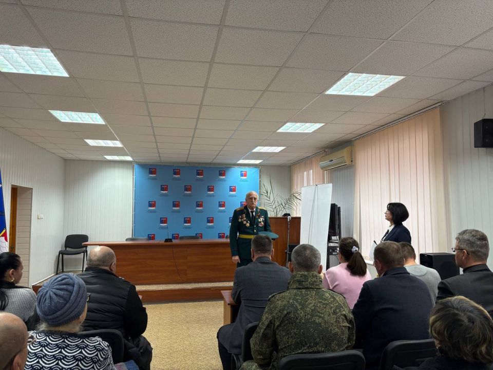Альберт Зинченко: Сегодня совместно с военным комиссаром Станично-Луганского МО Алексеем Кульченко вручили государственные награды родственникам Героев, которые погибли, исполняя свой воинский долг Альберт Зинченко: Сегодня совместно с военным комиссаром Станично-Луганского МО Алексеем Кульченко вручили государственные награды родственникам Героев, которые погибли, исполняя свой воинский долг