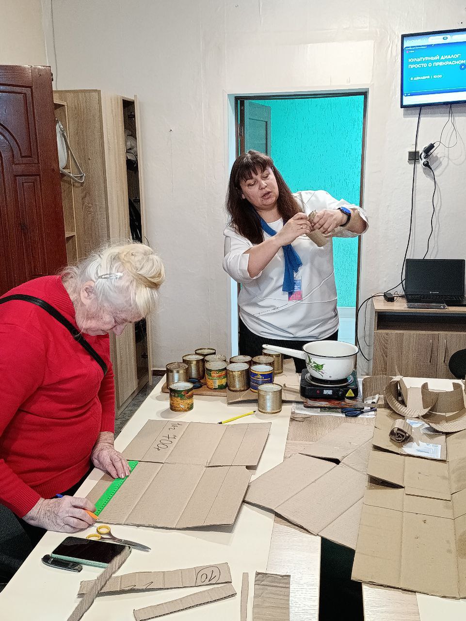 Центры общения старшего поколения Соцфонда России по ЛНР принимают участие в благотворительных акциях Центры общения старшего поколения Соцфонда России по ЛНР принимают участие в благотворительных акциях