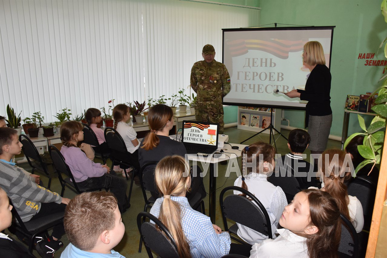 В Кировской детской библиотеке прошел исторический час «Наши земляки герои» с участием ветерана СВО В Кировской детской библиотеке прошел исторический час «Наши земляки герои» с участием ветерана СВО
