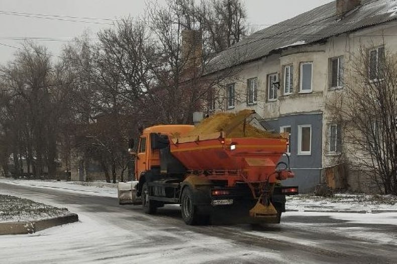 Работы по посыпке дорог в Червонопартизанске: борьба с ухудшением погодных условий Работы по посыпке дорог в Червонопартизанске: борьба с ухудшением погодных условий