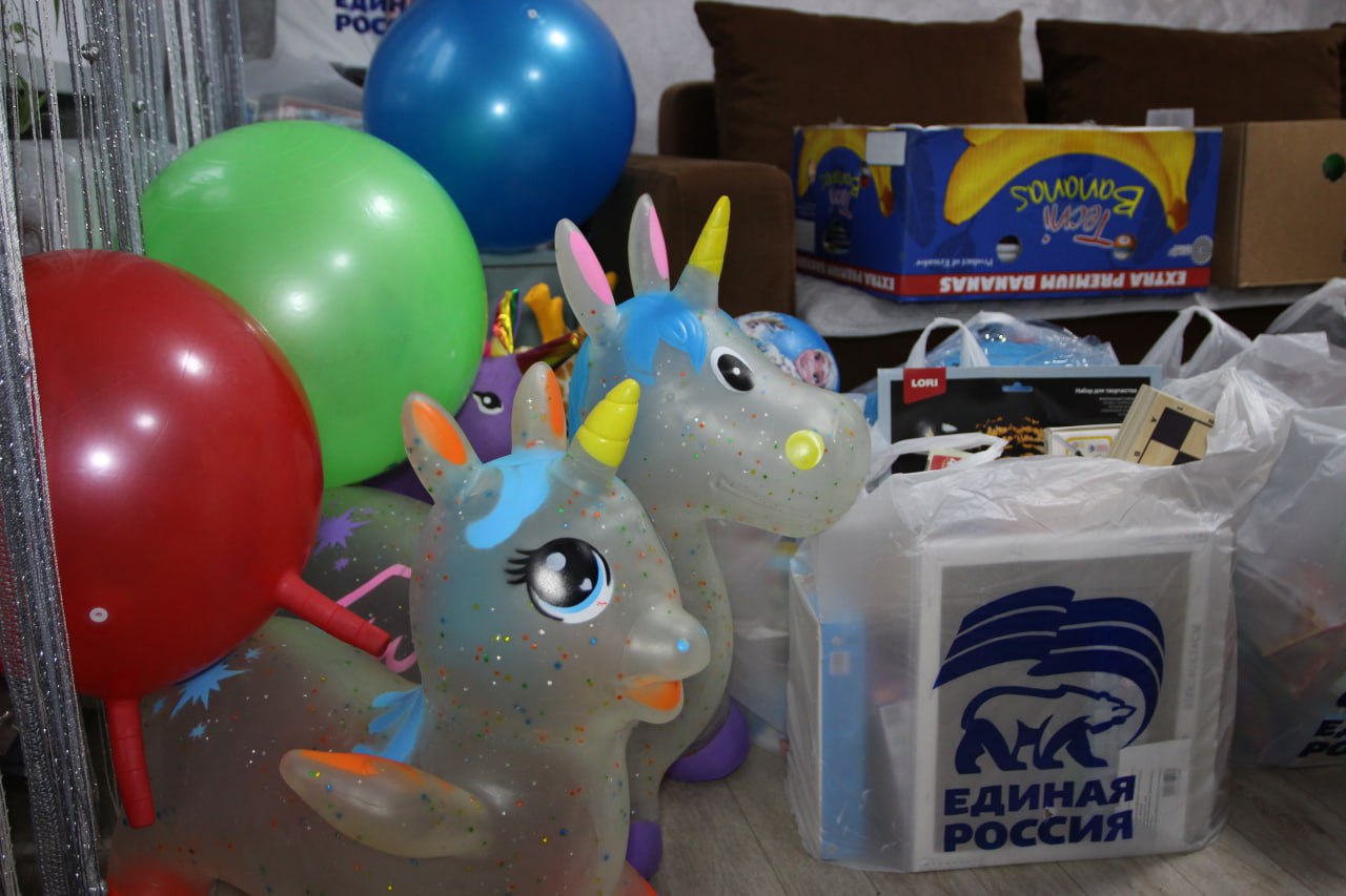 Единороссы передали «коробки храбрости» еще в несколько учреждений Луганска Единороссы передали «коробки храбрости» еще в несколько учреждений Луганска