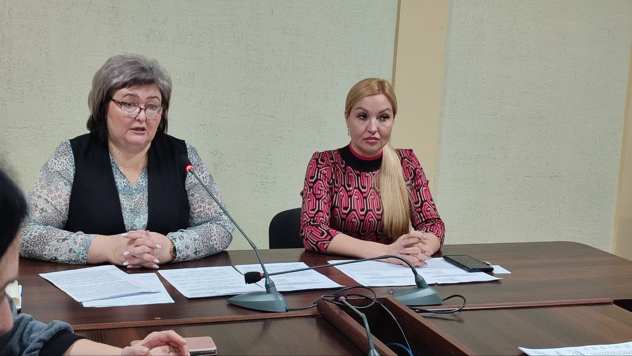 Сегодня в Администрации городского округа город Ровеньки состоялся городской семинар-совещание на тему: «Защитим ребенка, поможем семье» Сегодня в Администрации городского округа город Ровеньки состоялся городской семинар-совещание на тему: «Защитим ребенка, поможем семье»