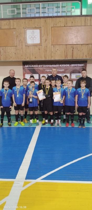 Лутугинская команда завоевала первое место в турнире по мини-футболу Лутугинская команда завоевала первое место в турнире по мини-футболу