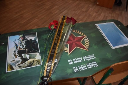 Открытие «Парты Героя» в честь погибшего защитника Родины Дмитрия Кислинского состоялось в Брянковском учебно-воспитательном комплексе № 5. Об этом сообщила администрация муниципалитета