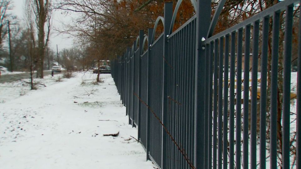 Тюменские строители установили ограждение Краснодонской центральной городской многопрофильной больницы и строящегося здания подстанции скорой медицинской помощи, которое находится на территории ЦГМБ Тюменские строители установили ограждение Краснодонской центральной городской многопрофильной больницы и строящегося здания подстанции скорой медицинской помощи, которое находится на территории ЦГМБ