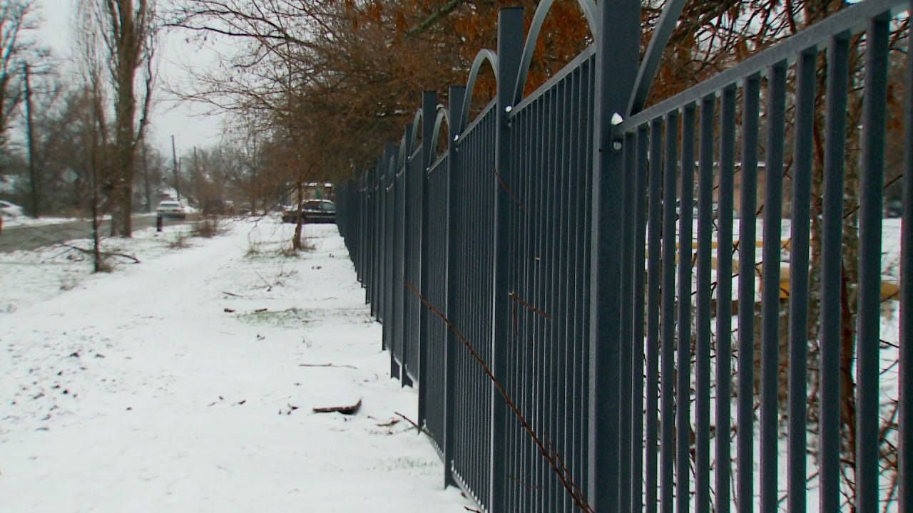Тюменские строители установили ограждение Краснодонской центральной городской многопрофильной больницы и строящегося здания подстанции скорой медицинской помощи, которое находится на территории ЦГМБ Тюменские строители установили ограждение Краснодонской центральной городской многопрофильной больницы и строящегося здания подстанции скорой медицинской помощи, которое находится на территории ЦГМБ