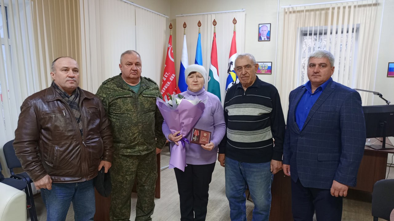 Виталий Коваленко: Сегодня у меня была трудная, но важная миссия — вручить орден Мужества семье Ивана Андреевича Свириденко, уроженца села Евсуг Беловодского муниципального округа, который погиб во время выполнения боевых...