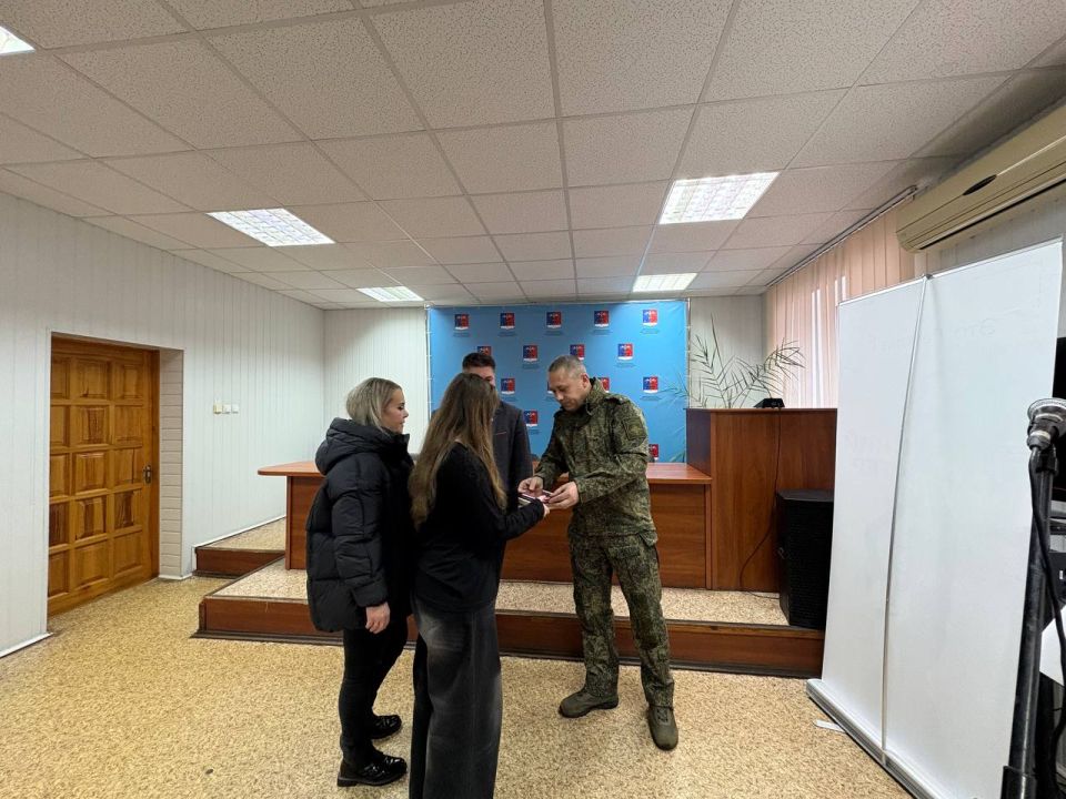 Альберт Зинченко: Сегодня совместно с военным комиссаром Станично-Луганского МО Алексеем Кульченко вручили государственные награды родственникам Героев, которые погибли, исполняя свой воинский долг Альберт Зинченко: Сегодня совместно с военным комиссаром Станично-Луганского МО Алексеем Кульченко вручили государственные награды родственникам Героев, которые погибли, исполняя свой воинский долг