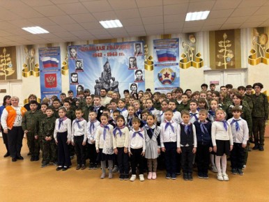 В Брянковской гимназии прошла торжественная линейка, в рамках Всероссийского проекта "Диалоги с героями"