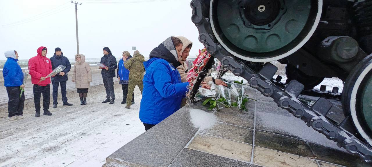 Активисты "Молодой гвардии Единой России" приняли участие в церемонии возложения цветов, приуроченной ко Дню Героев Отечества Активисты "Молодой гвардии Единой России" приняли участие в церемонии возложения цветов, приуроченной ко Дню Героев Отечества