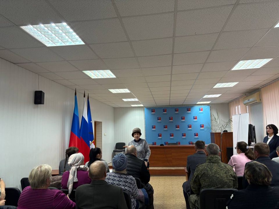 Альберт Зинченко: Сегодня совместно с военным комиссаром Станично-Луганского МО Алексеем Кульченко вручили государственные награды родственникам Героев, которые погибли, исполняя свой воинский долг Альберт Зинченко: Сегодня совместно с военным комиссаром Станично-Луганского МО Алексеем Кульченко вручили государственные награды родственникам Героев, которые погибли, исполняя свой воинский долг