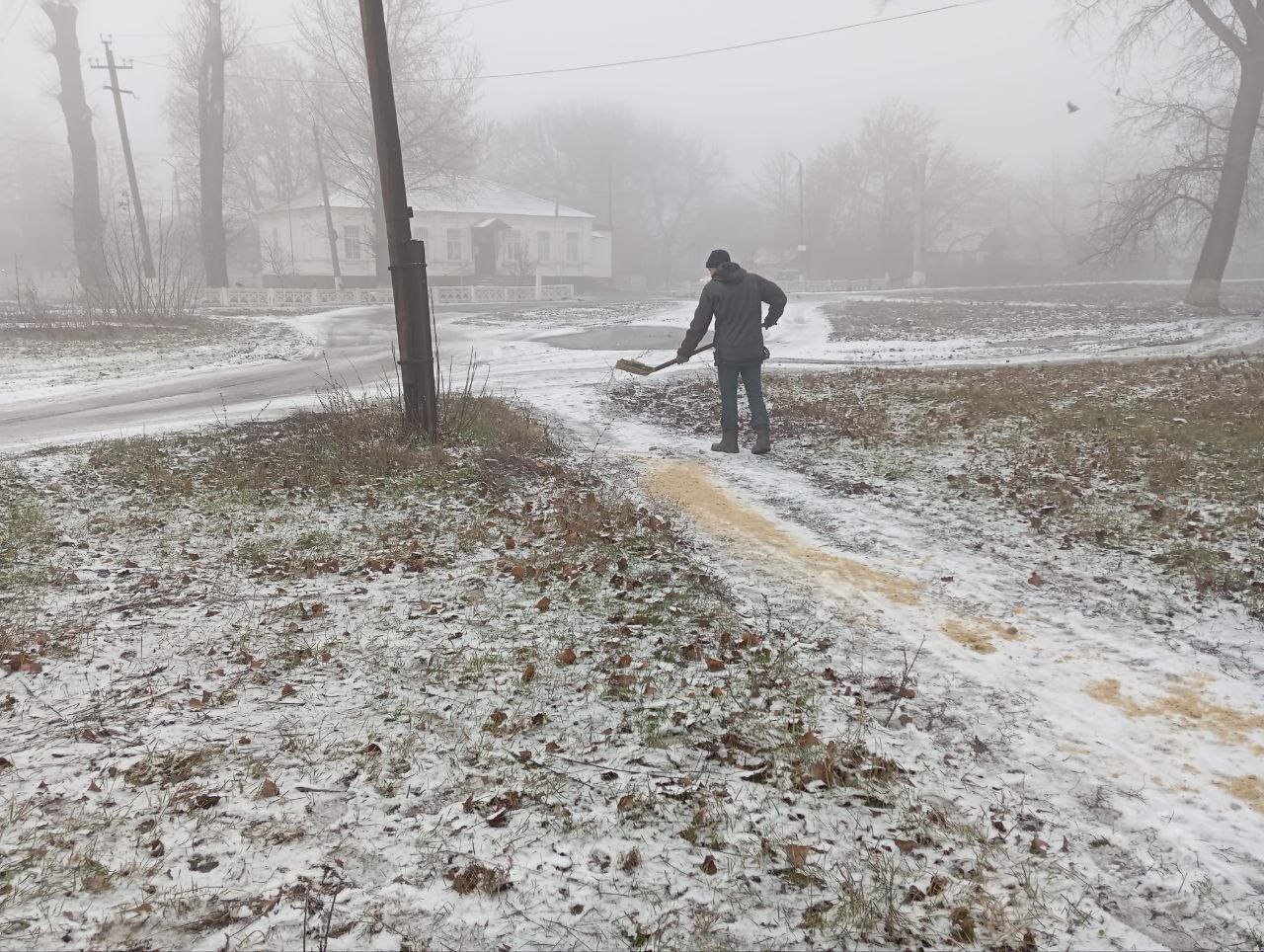 В пгт Кленовый и пгт Новодарьевка выполнены работы по подсыпке дорог и пешеходных дорожек В пгт Кленовый и пгт Новодарьевка выполнены работы по подсыпке дорог и пешеходных дорожек