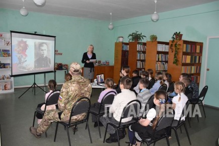 В Кировской детской библиотеке прошел исторический час «Наши земляки герои» с участием ветерана СВО