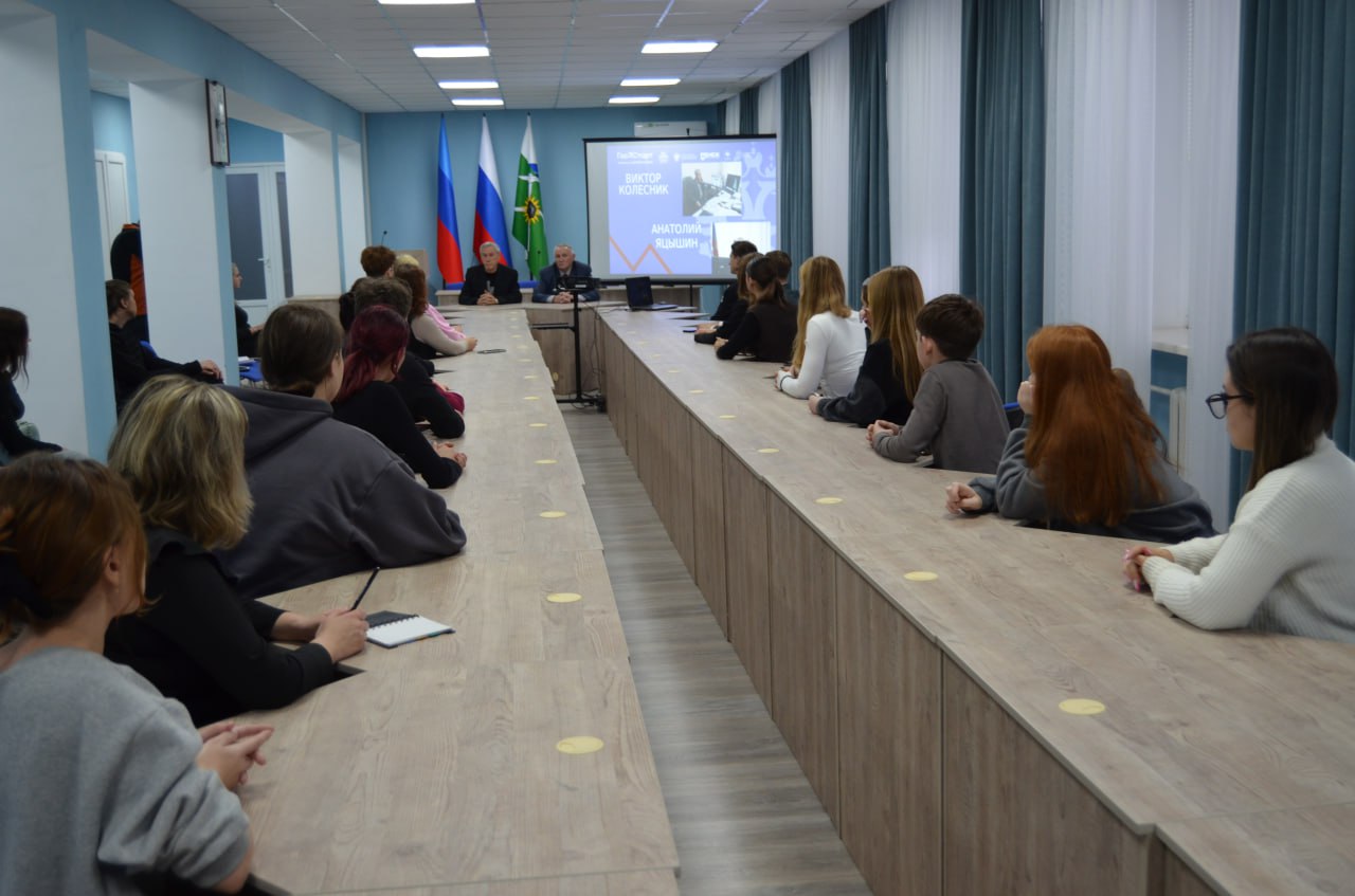 В Брянке в рамках программы «Гос.Старт.Диалог» прошла открытая встреча молодых активистов с руководителями, которые долгие годы стояли у руля городского самоуправления В Брянке в рамках программы «Гос.Старт.Диалог» прошла открытая встреча молодых активистов с руководителями, которые долгие годы стояли у руля городского самоуправления