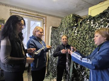 Лисичанское местное отделение партии "Единая "Россия" совместно с представителями проекта "Женское движение Единой России" ко Дню рождения партии провели мастер-класс по плетению маскировочных сетей